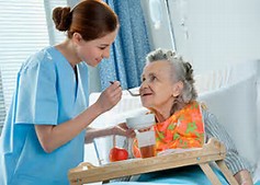 <Img src="Enfermera alimentando anciana.jpg" width = "220" height "154" border = "0" alt = "Foto de enfermera alimentando anciana">