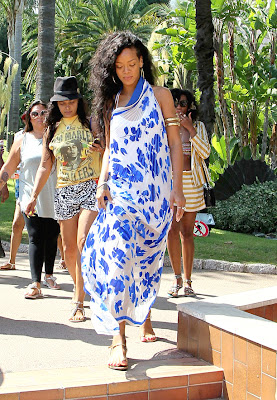 Rihanna de look praia-canga
