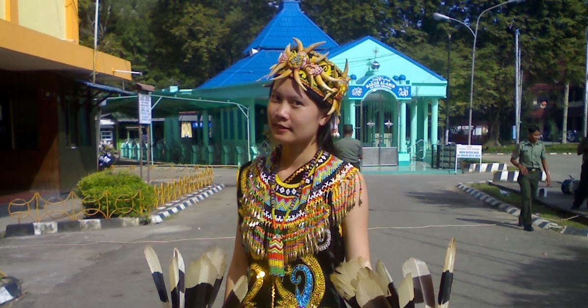 KEBUDAYAAN SUKU DAYAK  DI KALIMANTAN TIMUR KOSTUM  TARI 