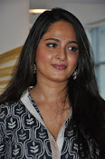 Anushka latest glamorous photos-thumbnail-14