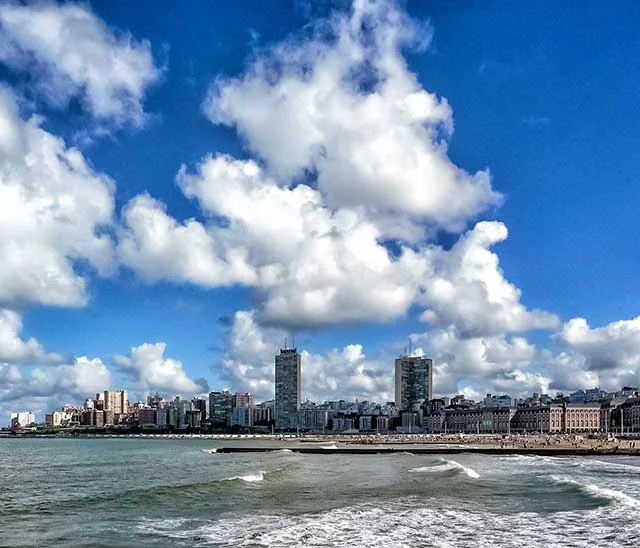 Vista de Mar del Plata con su mar y gigantes nubes blancas.