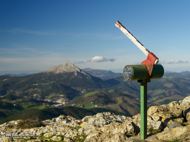 Ruta Mirador Orkatzategi, buzón con hacha, por El Guisante Verde Project