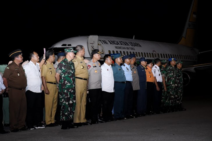 Pangdam Hasanuddin  Sambut  Kedatangan Jenazah  Praka Anumerta Risno di Lanud  Halu Oleo 