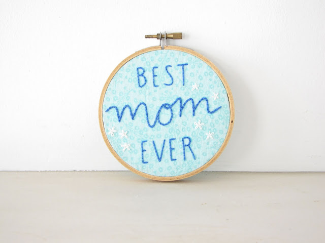 Best Mom Ever Embroidery Hoop Wall Art - aqua blue with daisies, hand lettering, Mothers Day gift, best mom ever, thanks mom, mom birthday, gifts for mom, athenaandeugenia