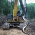 Công nhân dùng máy xúc bắt trăn anaconda khổng lồ