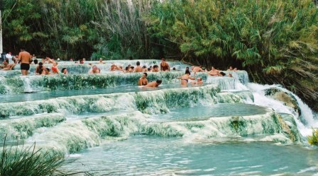 Enjoying natural hot spring spas in Italy in the "eighth wonder of the world