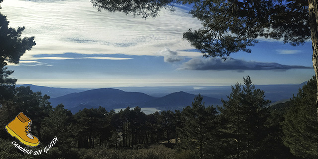 Vista de Navacerrada con las siluetas de Monte Redondo y Cabeza Mediana