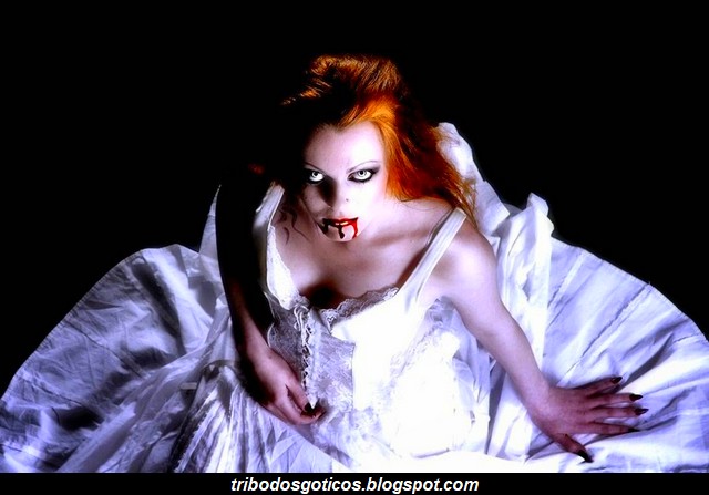 vampira sangue na boca vestido branco