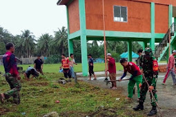 Babinsa Desa Limau Manis Gotongroyong bersama Warga Bersihkan Lapangan Sepak Bola