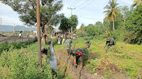 Sinergitas Tanpa Batas, Koramil 1423-01/Lalabata bersama Masyarakat Laksanakan Pembersihan Pinggir Sungai dan Sampah*