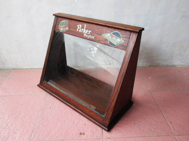 Selamat Datang di Tony's Antiques: Etalase Parker Duofold