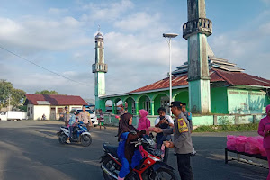 Polsek Jailolo Selatan Bersama Bhayangkari Bagi-bagi Takjil Gratis