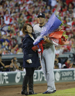 １０月、ラスト登板を終え美智子夫人から花束を贈られる山本昌氏