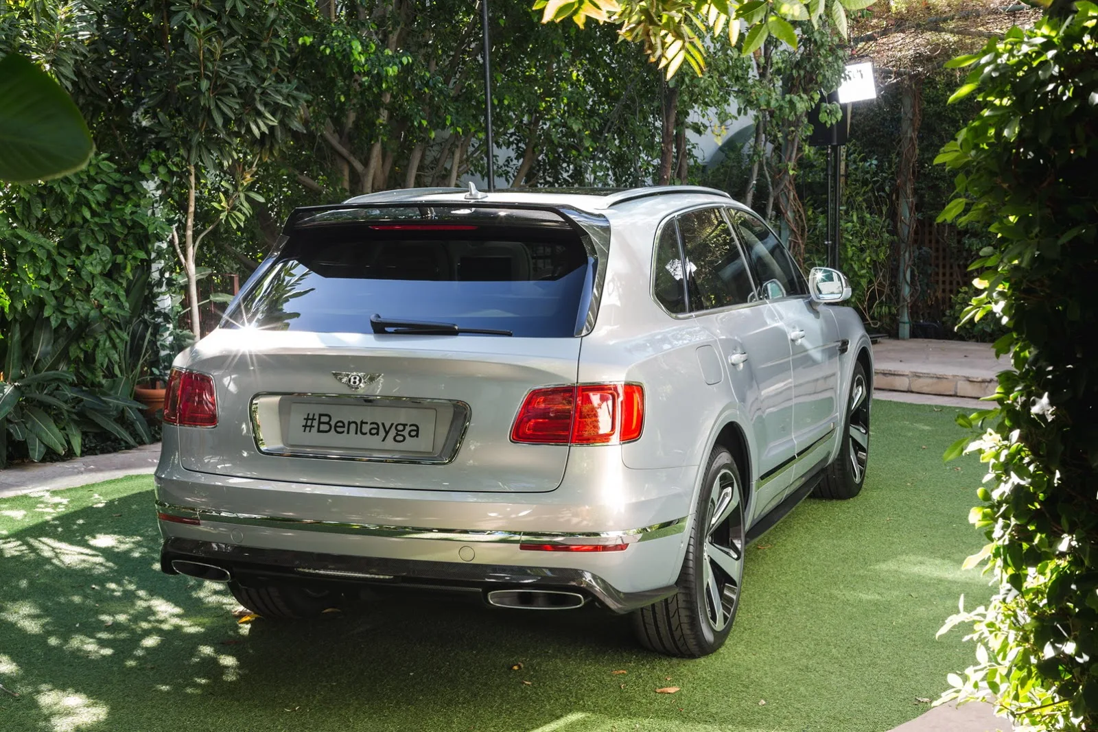 Bentley Bentayga 2016 cháy hàng, làm không kịp để bán