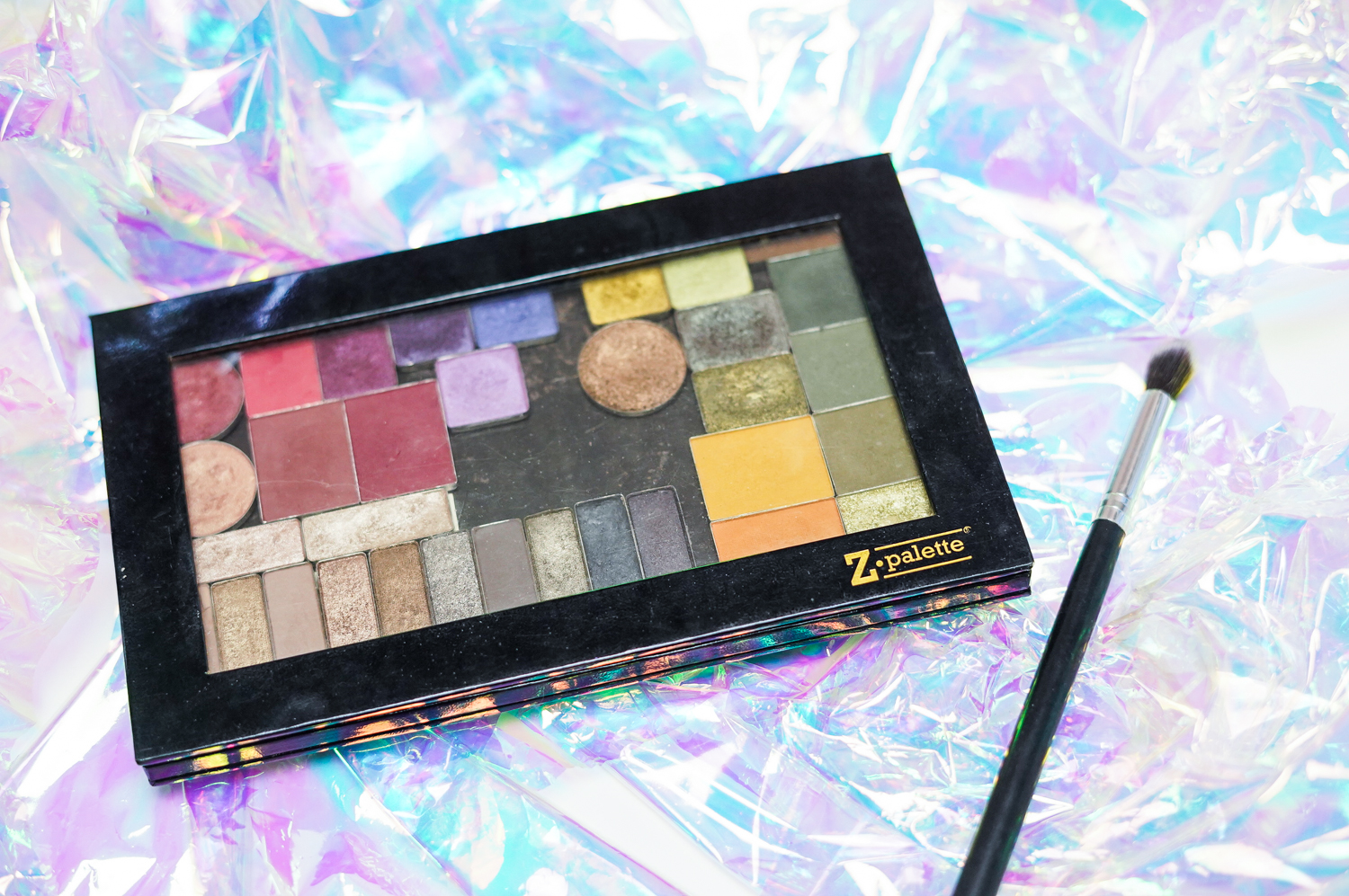 What's in my custom eyeshadow palette, everyday Z palette with single eyeshadows and depotted eyeshadows. Curated by Kirstie is a Leicester Beauty, Fragrance + Gluten Free Food Blogger