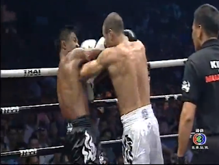 Buakaw's elbow threw at his opponent