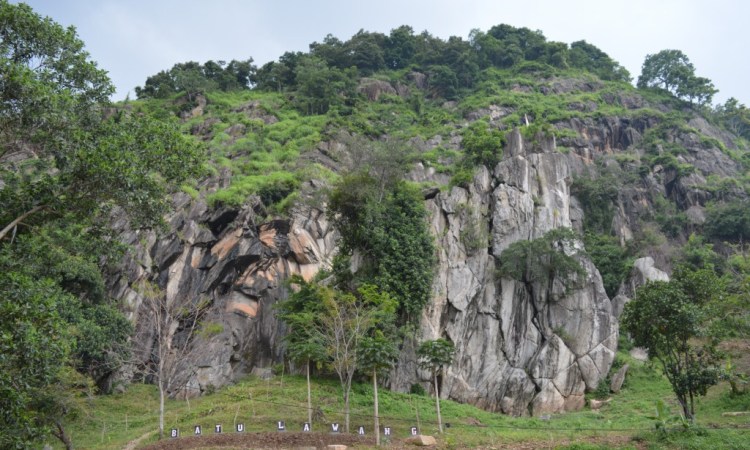 Pesona Keindahan Wisata Batu Lawang di Cirebon yang Memukau