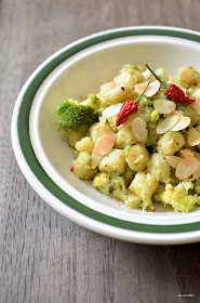 Gnocchetti-di-semola-al-curry-con-broccoli-piccanti