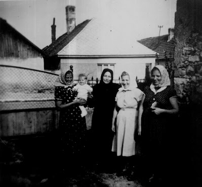 Brogli Ignácné Zsuzsi néni 3 lányával (Ica, Kati és Marika), s Laci unokájával 1951