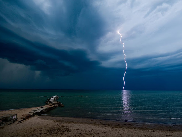 Lightning at Huntaington Beach , Ohio