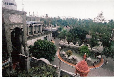 Wow! Indonesia Punya Masjid Paling Nyentrik Di Jatim