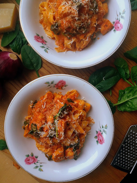 Makaron z kurczakiem w sosie pomidorowym / Pasta with Chicken and Creamy Tomato Sauce