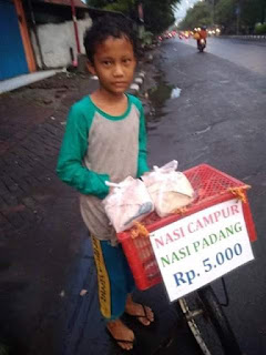 Viralkan anak penjual nasi kuning ini