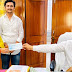 गाजीपुर: प्रोफेसर व जिला पंचायत सदस्य डा. प्रतिमा सिंह ने राहत कार्यो के लिए डीएम को सौंपा एक लाख एक हजार रूपये का चेक