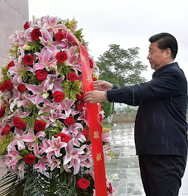 Xi Jinping deposita flores no monumento do fim da Longa Marcha de Mao.