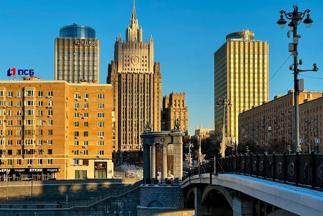 Бородинский мост, гостиница Azimut Hotel Smolenskaya, здание МИД РФ, гостиница Управления делами Президента РФ «Золотое Кольцо»