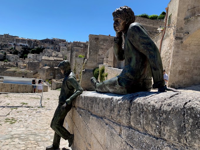 Innamorarsi a Matera, installate nei Sassi le statue della Fontana dell’Amore