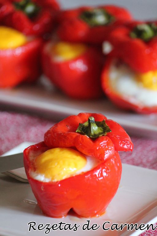 Pimientos rojos rellenos de huevo, queso y bacon.