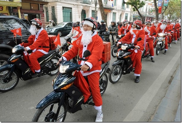 christmas_santa_claus_parade_hanoi