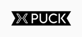 Logotipo de PUCK. Consta de un rectángulo negro cuyos lados izquierdo y derecho tienen un pico hacia dentro. En el rectángulo está escrito "PUCK" con letras blancas