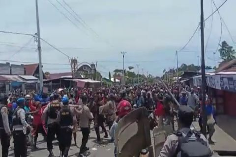 Demo Tolak DOB Berujung Bentrok, Kapolda Papua: Massa Hendak Tikam Polisi