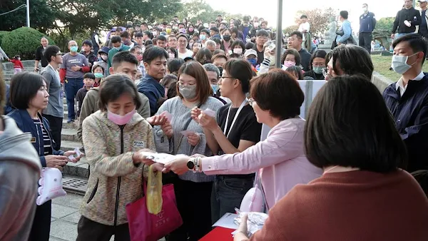 ▲2024彰化月影燈季之情人節活動，發放限量版粉紅多多龍小提燈。（記者林明佑攝）