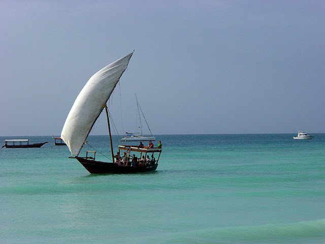 Sebuah dhow besar dengan rig berlayar layar