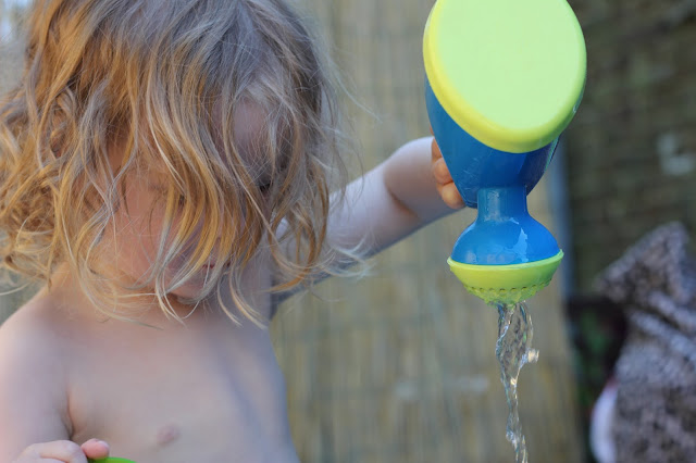 Nachhaltigkeit mit Kindern - Blumen mit Regenwasser gießen