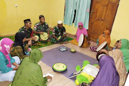  Jelang Lomba Qasidah Rebana, Satgas Yonarmed 1 Kostrad Latih Ibu-Ibu Desa Negeri Lima Alat Musik Rebana