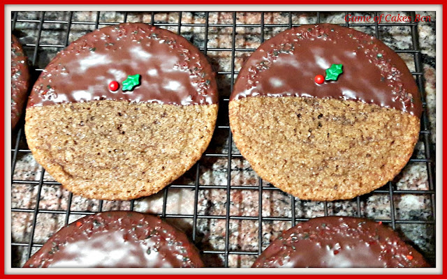 Galletas de jengibre y melaza con decoración navideña