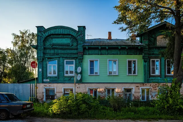 Старый, деревянный дом с несимметричным декором