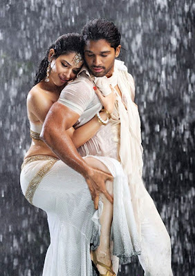 Tamanna hot wet navel show in rain with Allu Arjun