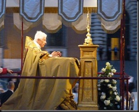 29333_Pope_Benedict_leads_Corpus_Christi_procession_in_Rome_on_June_7th_2012_4_CNA_Vatican_Catholic_News_6_7_12