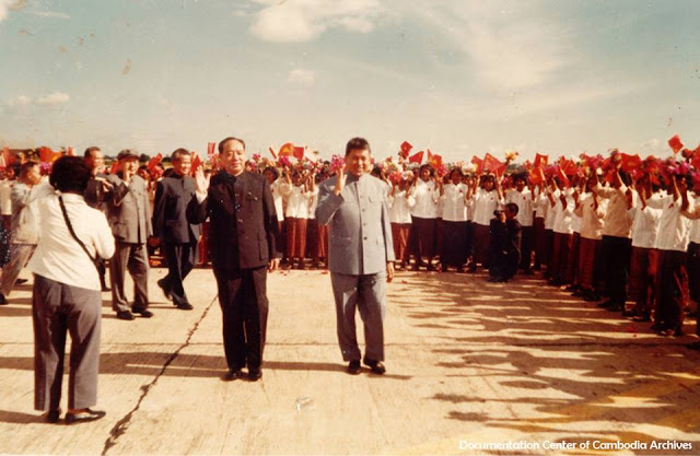 ប៉ុល ពត និងគណប្រតិភូចិន វ៉ាង ឌុងស៊ីង នៅថ្ងៃទី៥ ខែវិច្ឆិកា ឆ្នាំ១៩៧៨-Pol Pot walks with Chinese official Wang Dong Xing