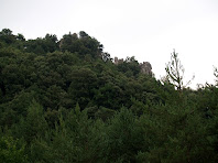 Zoom al cim del Castell de Roset des de la Casa del Castell de Roset