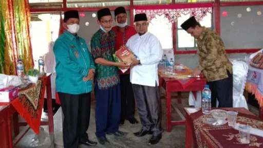 Penulis Dorong Guru dan Siswa MTs Islamiyah Batahan Pasbar Bisa Menulis Karya