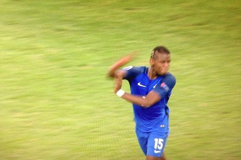 Tout à sa joie après le but marqué par Dimitri Payet dans les arrêts de jeu de la rencontre face à l’Albanie (2-0), Paul Pogba se serait fendu d’un bras d’honneur à destination de la tribune de presse. 