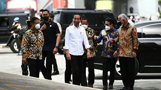 President Jokowi Pantau Vaksinasi di Marunda, Plt Bupati Bekasi Dampingi President