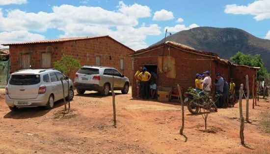 Adolescente pobre de Quixadá recebe presente especial de ex Aviões do Forró