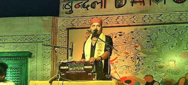 बुंदेली गायक जित्तू खरे बादल के बुंदेली गीतों को सुनने उमड़ी अपार भीड़